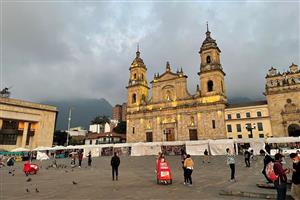 Bogotská katedrála na Plaza de Bolívar, v pozadí vrcholky And nad městem 3 500 m n. m. (foto: Martin Sameš)