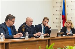 Ředitel Hasičského záchranného sboru Ústeckého kraje Roman Vyskočil (druhý zleva) informuje o činnosti KACPU