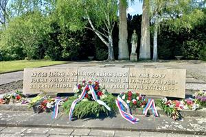 Pomník padlým Rudoarmějcům na hřbitově v Děčíně – Folknářích