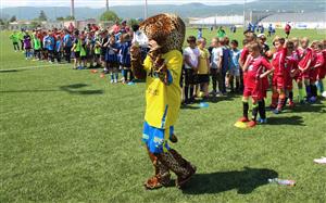 Gepardice Jane, maskot teplických fotbalistů, a 16 týmů, které se turnaje zúčastnilo
