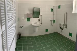 Koupelna v zelené domácnosti v domě s chráněným bydlením v Teplicích