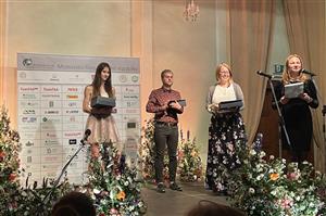 Vítězům v jednotlivých kategoriích pogratulovala a ceny předala rovněž krajská radní pro školství, mládež a sport Jindra Zalabáková (na snímku druhá zprava)