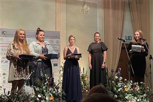 Pro domácí pořadatelskou školu získala titul Mistr florista ČR pro rok 2022 v kategorii Senior Karolína Žáčková (na snímku vlevo) - gratulujeme