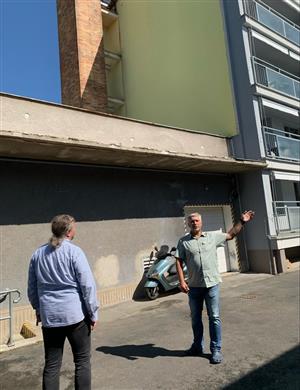 Ředitel příspěvkové organizace Jaroslav Zeman ukazuje náměstkovi Jiřímu Kulhánkovi, kde všude bude probíhat revitalizace objektu Na Výšině