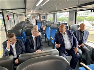 Hejtman si společně s primátory a ředitelem Kuruczem prohlédli interiér vlaku