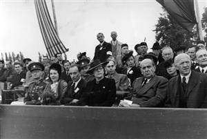 Národní pohřeb v Terezíně ze dne 16. září 1945, na tribuně Milada Horáková vedle Jana Masaryka