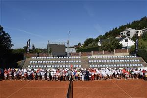V areálu Tenisového klubu v Mostě bylo v zahájeno Mistrovství Evropy juniorů a juniorek do 14 let