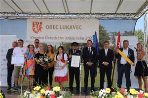 Zástupci vítězné obce Lukavec při přebírání ocenění