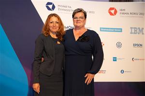 Zleva: Martina Štefánková, jednatelka vítězné společnosti, a Simona Görtlerová, vítězka kategorie Živnostník roku 2022 Ústeckého kraje