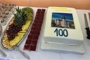 Při oslavách 100 let nesmí chybět speciální dort