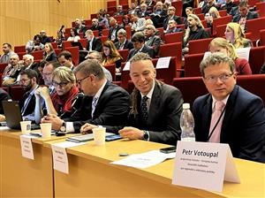Konference se zúčastnil také ministr pro místní rozvoj Ivan Bartoš (druhý zprava) či Iva Dvořáková, radní pro oblast strategie přípravy a realizace projektů