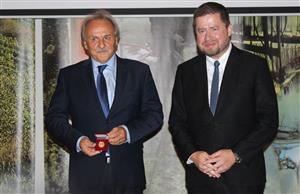 Guvernér České národní banky Aleš Michl (vpravo) předal zlatou minci starostovi Litoměřic Ladislavu Chlupáčovi