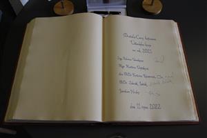 Všichni čerství laureáti se podepsali do pamětní knihy Ústeckého kraje