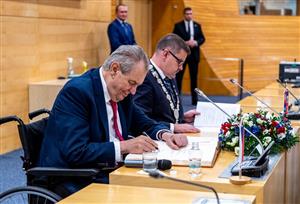 Prezident Zeman se po setkání s krajskými zastupiteli podepsal do pamětní knihy