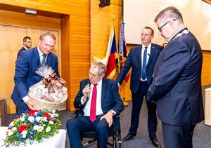 Miloš Zeman dostal od hejtmana koš s regionálními potravinami