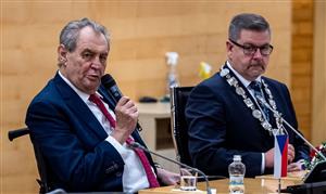 Prezident Zeman na setkání s krajskými zastupiteli, vpravo hejtman Jan Schiller