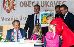Přivítat se s prezidentem přišly do Lukavce i místní děti. Hlavě státu přinesly obrázek