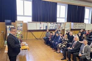 Hejtman Ústeckého kraje Jan Schiller pogratuloval škole k výročí 70 let při slavnostním zahájení v aule školy