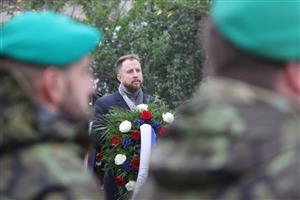 Krajský zastupitel Tomáš Kirbs při pietním aktu k poctě válečných veteránů