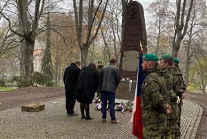 Pietní akt se uskutečnil tradičně v Městských sadech u Pomníku obětem druhé světové války