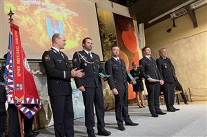 Mezi gratulanty nechyběl ani policejní ředitel Martin Vondrášek (vlevo)