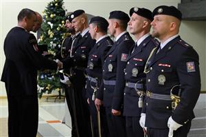 Policisté byli oceněni služebními medailemi za věrnost III. a II. stupně a medailí za zásluhy o bezpečnost (foto: Policie ČR)