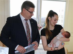 Hejtman Jan Schiller navštívil malého Josefa a pogratuloval mamince v chomutovské porodnici