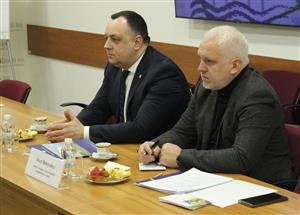 Zleva: Volodymyr Chubirko, předseda Zakarpatské oblastní rady a Vasyl Mjakovskyi, vedoucí oddělení mezinárodních a regionálních vztahů