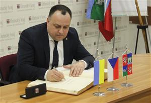 Volodymyr Chubirko se na závěr setkání na krajském úřadě podepsal do knihy návštěv