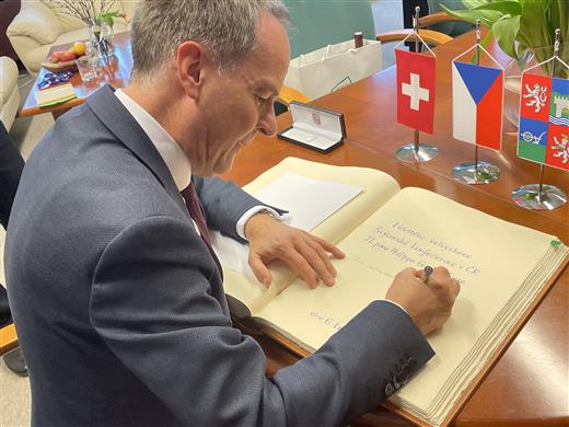 Na závěr návštěvy připojil velvyslanec svůj podpis do pamětní knihy