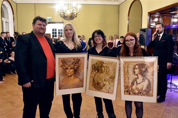 Součástí plesu byla i dobrovolná aukce - výtěžek ve výši 25 tisíc korun putoval spolku Felisicat