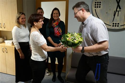 Jan Jelínek, vedoucí odboru informatiky a organizačních věcí, pogratuloval Hance Frýdové k úspěchu