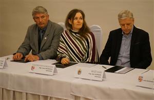 Smlouvu o spolupráci podepsali také starostové měst Karlovarského regionu - například Jan Horník, starosta Božího Daru (vpravo) či Robert Petro, starosta Horní Blatné (vlevo)