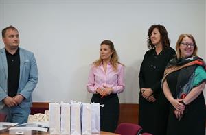 Ceny předávala radní Jindra Zalabáková (vpravo), zástupkyně firmy Gordic Andrea Arnoldová (druhá zleva) a zástupce společnosti Microsoft Karel Klatovský.