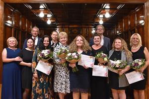 Společná fotografie laureátek ocenění DRAK s členy hodnotící komise