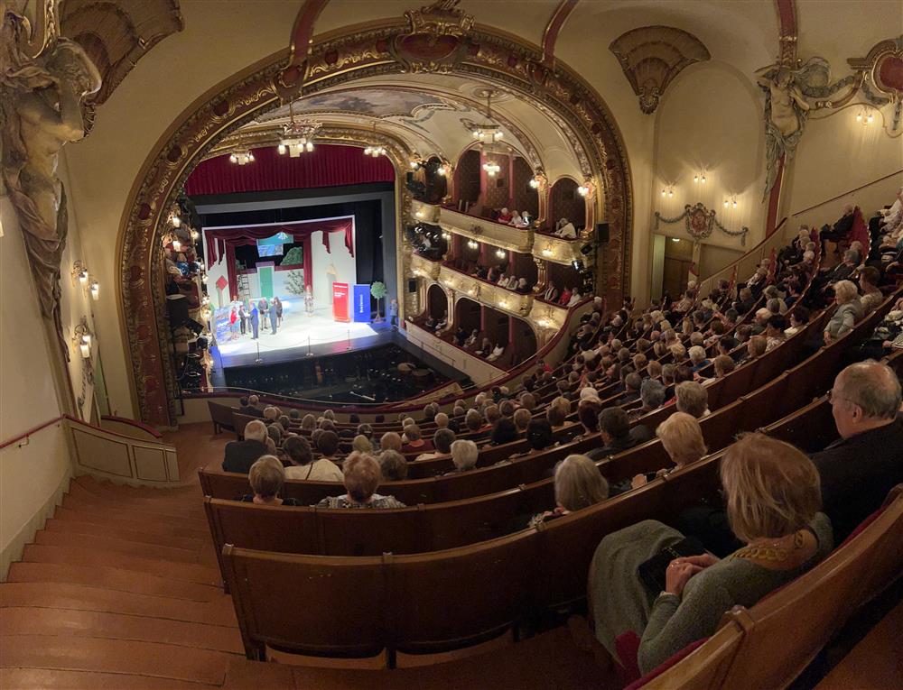 Plný sál divadla