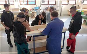 Žáci truhlářských oborů získávali na Slovensku potřebné dovednosti při zakázkové výrobě dveří