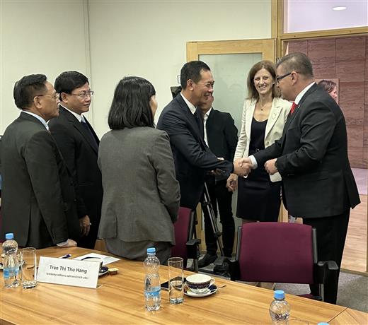 Hejtman Jan Schiller a Karolína Žákovská vítají Trinh Tuan Sinha, zástupcem tajemníka stranického výboru provincie