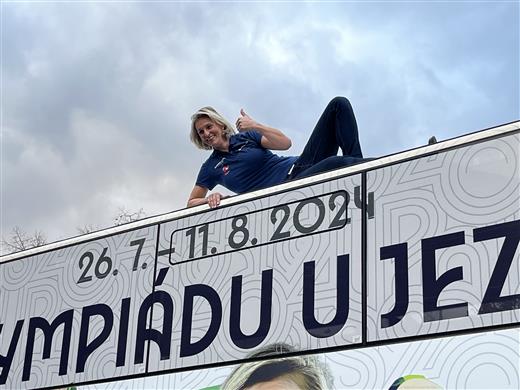 Barbora Špotáková na střeše autobusu se speciálním polepem
