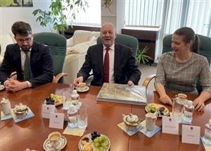 Zleva: Max Gerten, zástupce velvyslance, Ronald Dofing, velvyslanec a jeho asistentka Alena Velíšková