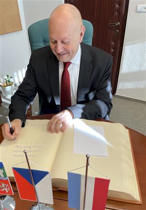 Lucemburský velvyslanec přidal věnování do pamětní knihy