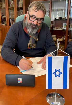 Pavel Frydl, výkonný ředitel spolku Keren Kayemeth Le Israel – Jewish National Fund Česko a Slovensko, z. s., podepsal darovací smlouvu na částku pět milionů korun.