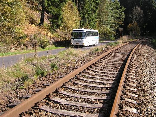 Podzim 2010 - osiřelá trať nad Českou Kamenicí - cestující si zvykají na autobusy NAD