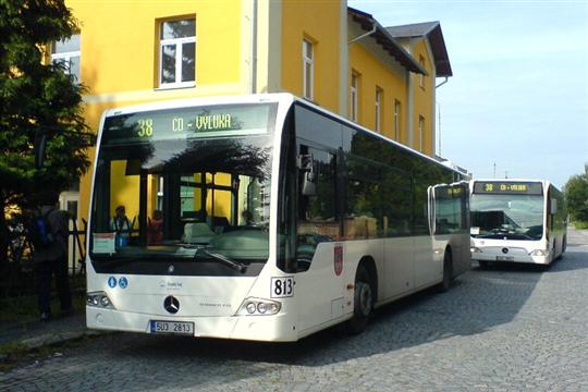 Léto 2010 - mezi Děčínem - Rybništěm jezdí flotila autobusů NAD (foto v České Kamenici)