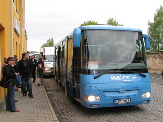 Jaro 2011 - autobusy NAD čekají v České Kamenici na příjezd vlaku od Děčína