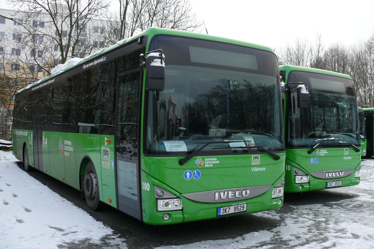 Pojmenované a technicky připravené autobusy čekají v garážích ve Varnsdorfu na zahájení provozu.